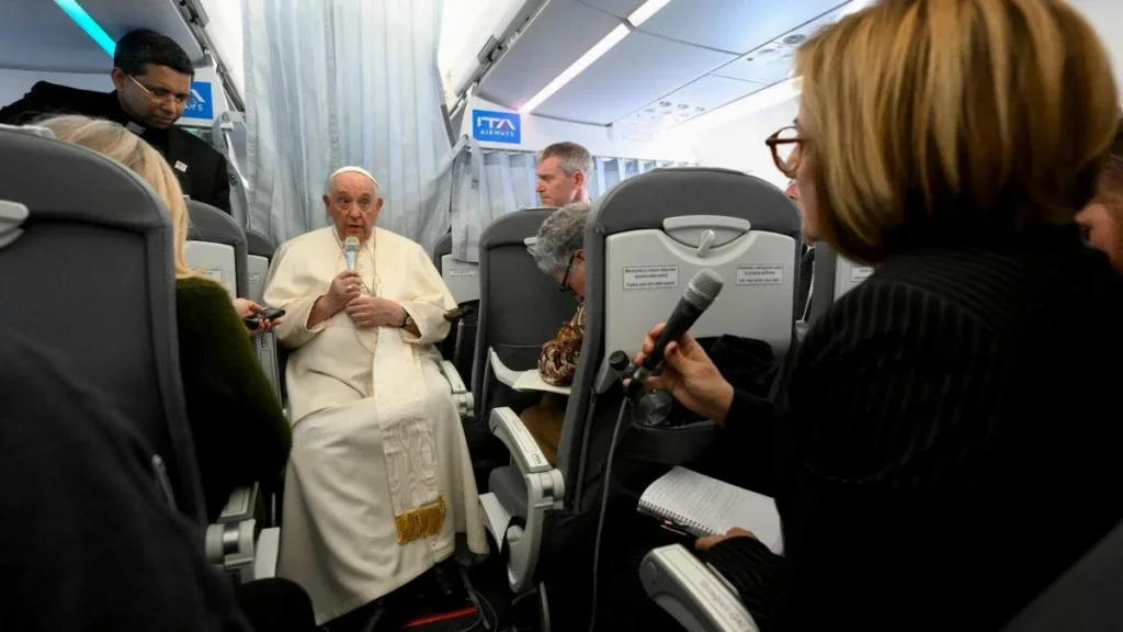 Imagem O Papa em voo papal no retorno para Roma apos Viagem Apostolica do artigo A entrevista do Papa no voo para Roma depois da viagem à Hungria