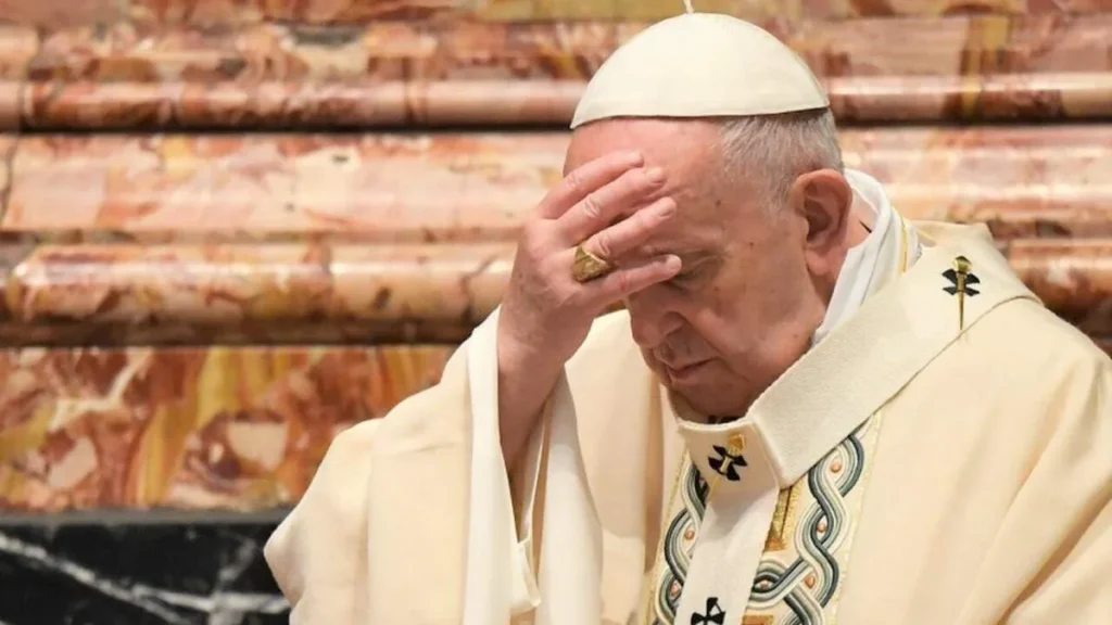 Imagem Papa Francisco Sinal da Cruz do artigo Papa Francisco pede orações pela Igreja