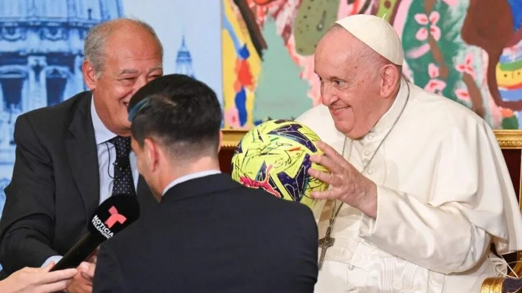 Imagem Papa Francisco durante encontro com prefeitos de cidades do mundo todo do artigo Fã de futebol, Papa Francisco ganha camisa do Santos