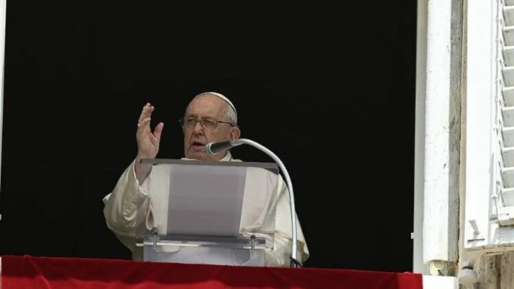 Imagem Santo Padre durante oracao Regina Caeli do artigo Papa: “O verdadeiro amigo é exigente, sugere como mudar e o faz sem julgar”