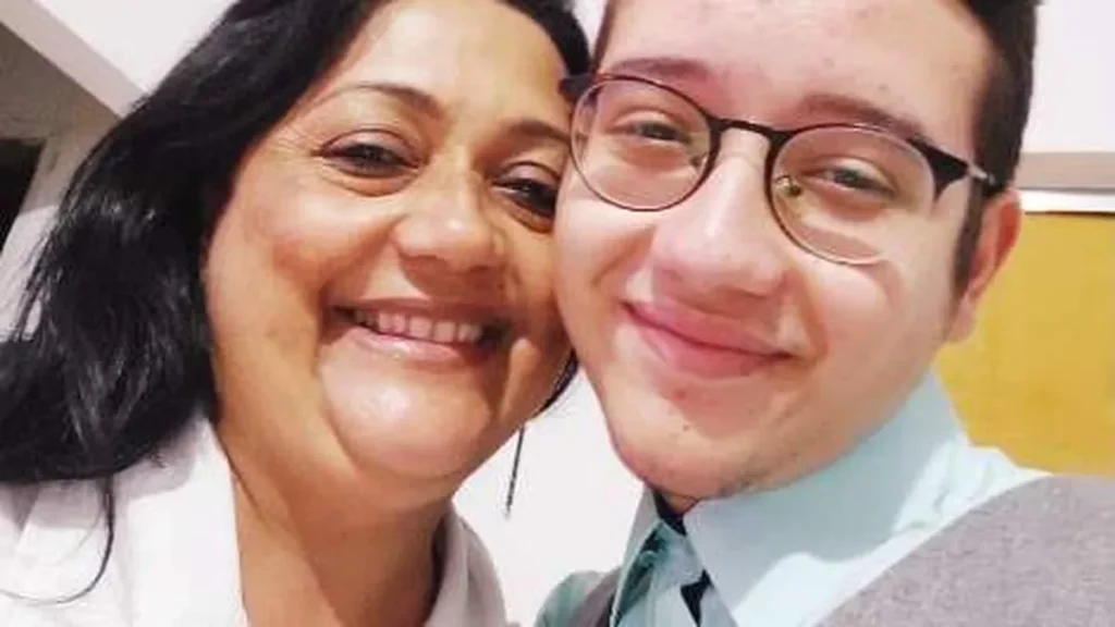 Seminarista Victor Hugo e sua mãe Simone