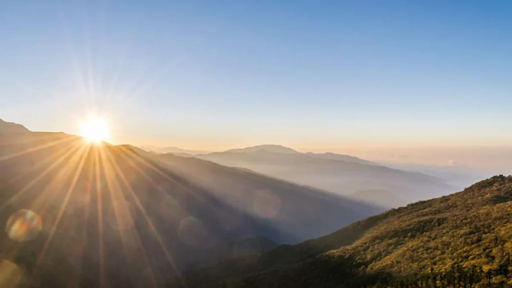 Imagem Sol nascendo das montanhas do artigo Páscoa: um convite para que saiamos do túmulo para a vida