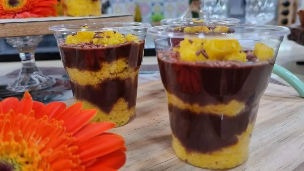 Bolo de pote de cenoura com chocolate preparado pelo Chef Léo Roncon.