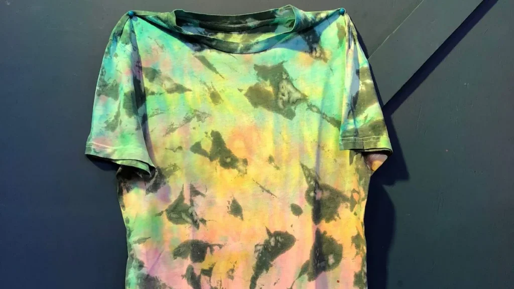 Imagem camiseta tingida do artigo Tingimento de camisetas em duas camadas