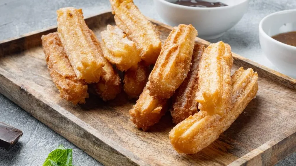 Churros recém preparados em cima de bancada