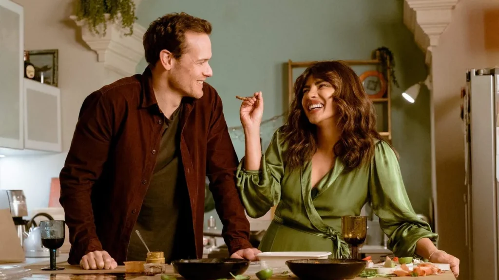 Priyanka Chopra Jonas e Sam Heughan nos personagens Mira e Rob no filme "O Amor Mandou Mensagem"