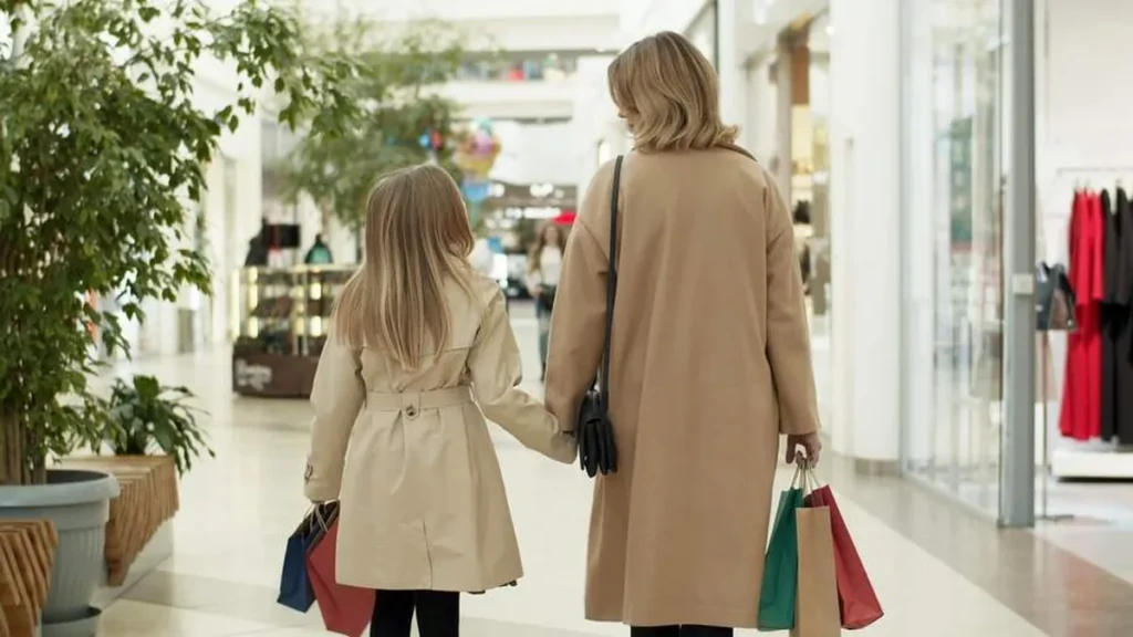 Mãe e filha fazendo compras