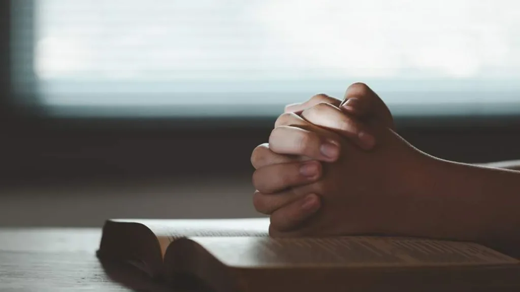 O silêncio de Deus pode ter vários significados, menos o abandono de seus filhos.