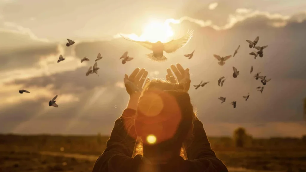Imagem mulher clamando o espirito santo do artigo Pentecostes: 3 livros para aproximar você do Espírito Santo