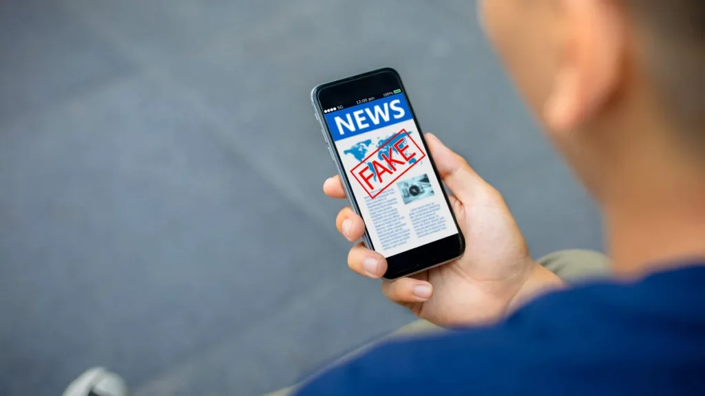 Imagem pessoa mexend no celular do artigo A proliferação das Fake News e a agressão à verdade!
