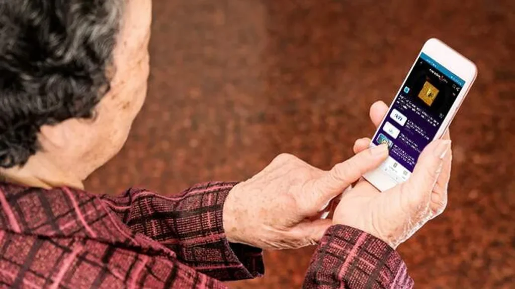 Senhora acompanha a Consagração de Nossa Senhora Aparecida pelo App Aparecida