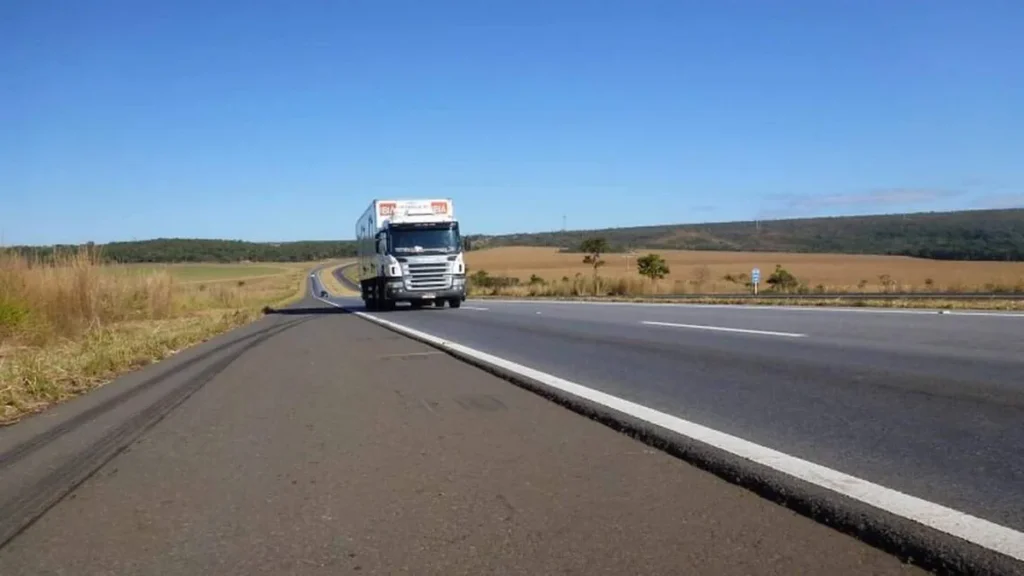 Imagem caminhao BR 364 do artigo Governo avalia incluir incentivo a caminhões em pacote do carro popular
