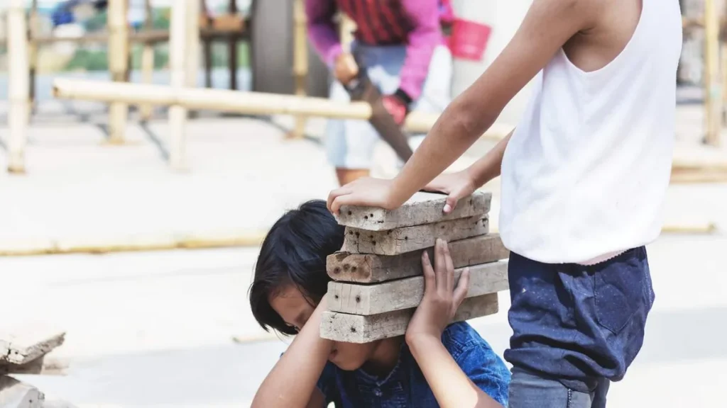 Imagem meninos jovens em situacao de trabalho infantil carregando peso do artigo Santuário Nacional assina carta contra o trabalho infantil