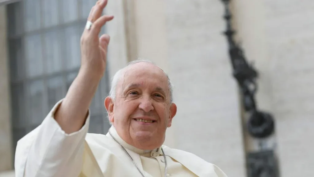 Imagem Papa Francisco acena sorridente do artigo Por telefone, Papa diz que avalia a possibilidade de nova visita ao Brasil