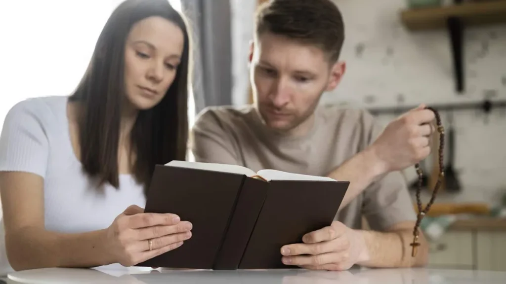 Imagem Casal orando do artigo Pastoral Familiar ajuda namorados a viverem no amor de Cristo