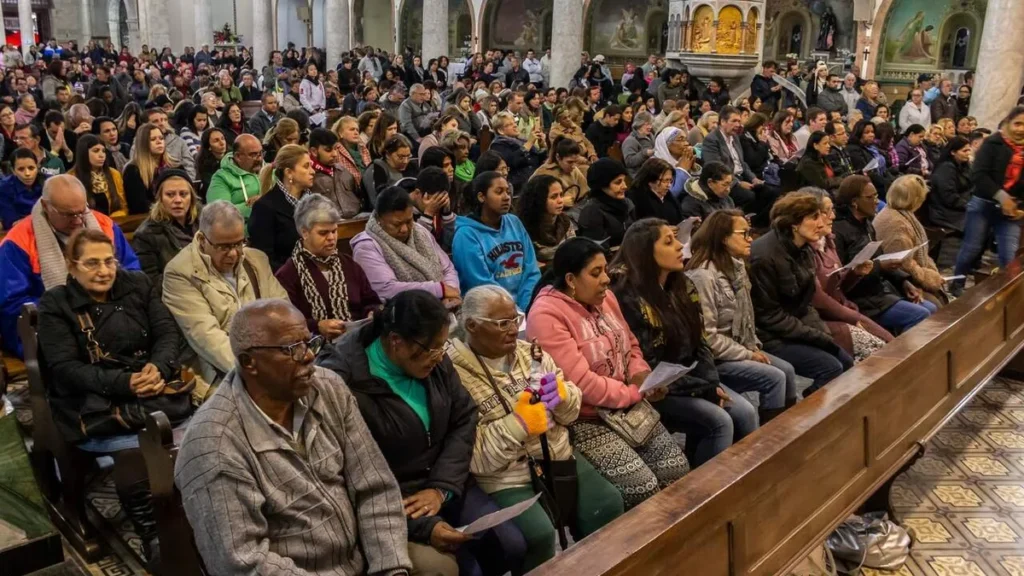 Imagem Catolicos brasileiros em igreja em Sao Paulo do artigo 89% da população brasileira acredita em Deus, diz pesquisa