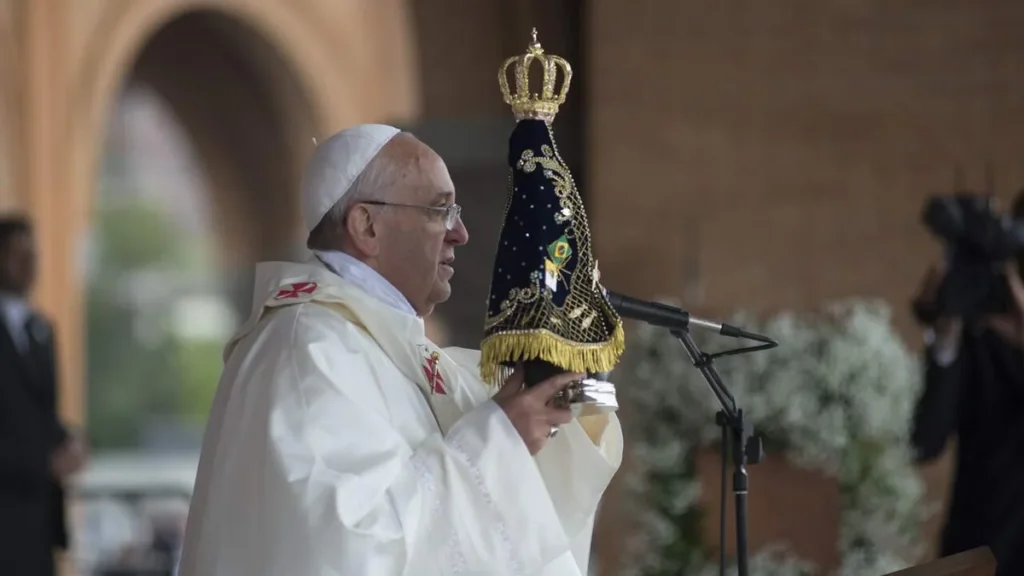 Imagem Papa Francisco durante visita em Aparecida SP em 2013 do artigo Papa Francisco e a sua relação de carinho com o Brasil