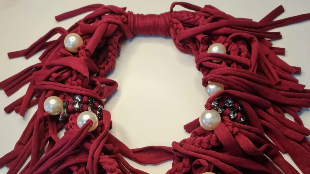 Imagem colar gola do artigo Colar Gola em fio de Malha - Minicurso Faça Você Mesmo