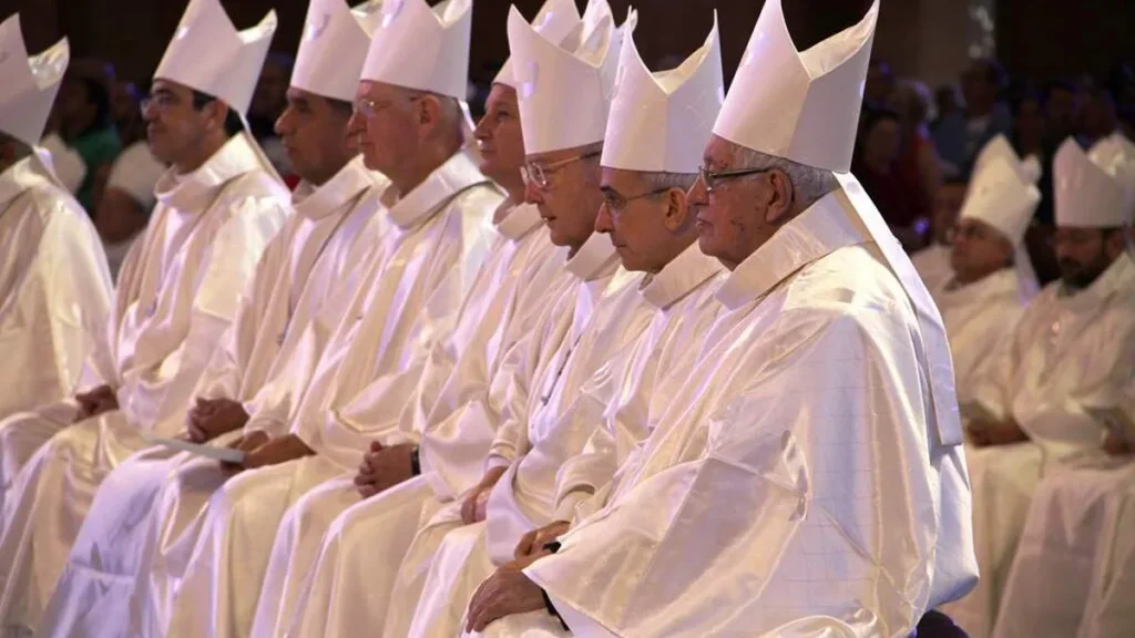 Imagem Bispos sentados lado a lado do artigo O que é a Sucessão Apostólica nos bispos católicos?