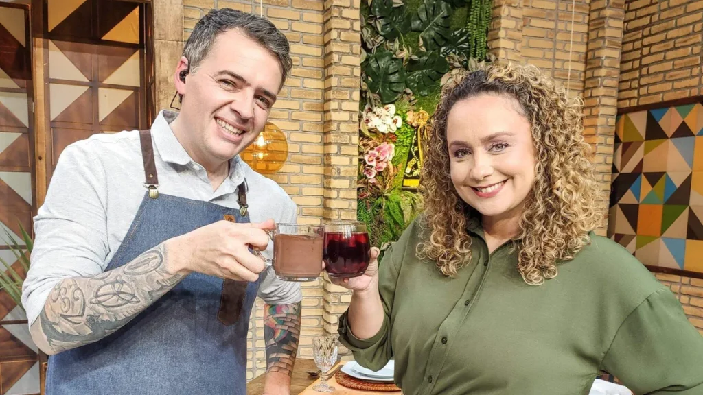 Imagem Chef leonardo roncon e bianca laua destaque do artigo "Sabor de Vida" prepara comidas para a estação de inverno