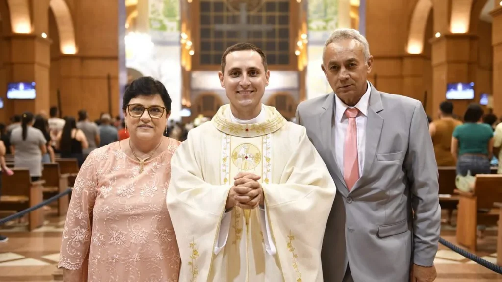 Imagem Padre Jonas Luiz de Padua e os pais do artigo Minha Família Redentorista: Pais revelam papel na trajetória do Pe. Jonas