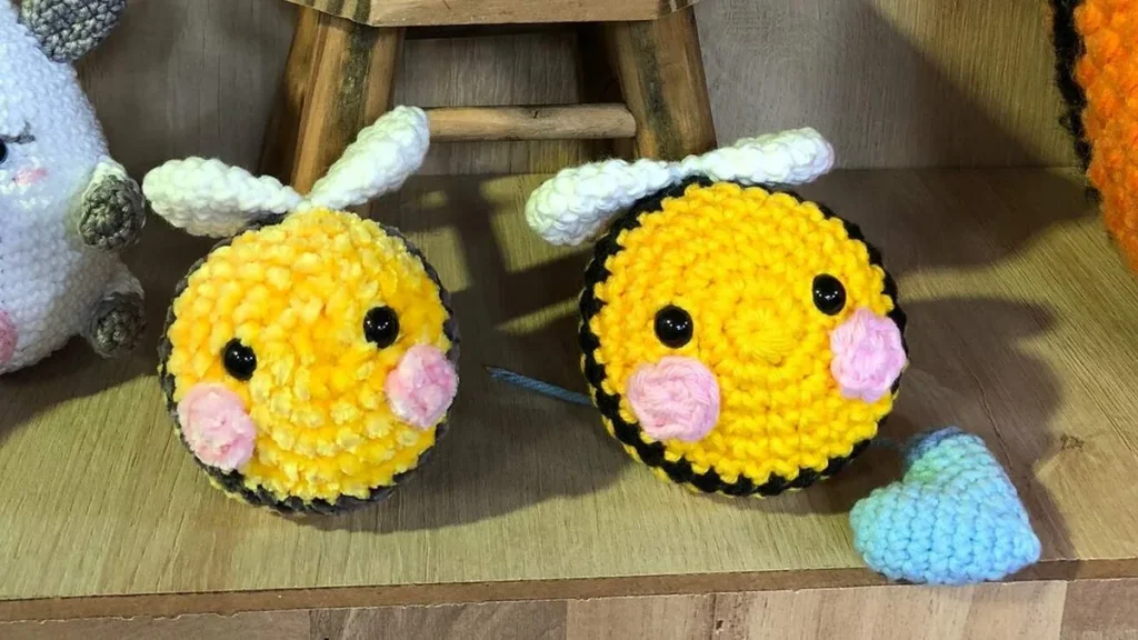 Imagem Abelinha e coracao amigurumi do artigo Abelinha e Coração de Amigurumi – Faça Você Mesmo