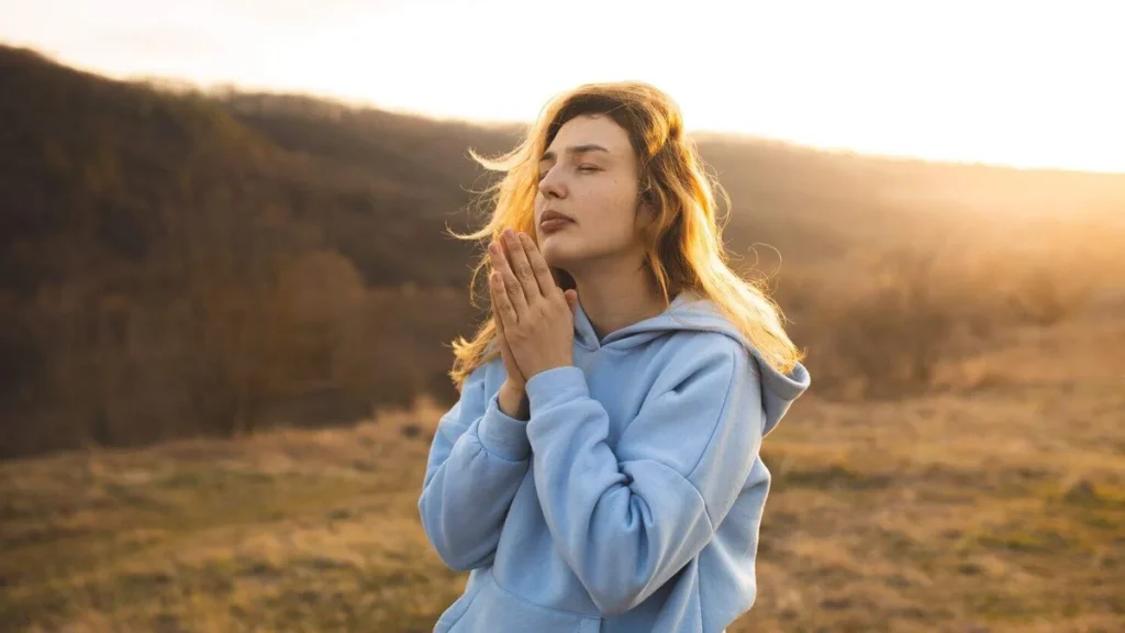 Imagem Jovem mulher rezando do artigo JMJ: São Luís Gonzaga, um exemplo de conversão para os jovens