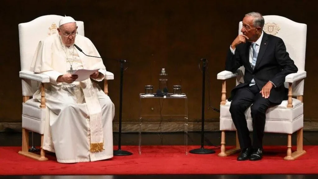 Imagem Papa Francisco junto do presidente de Porgugal na chegada a Lisboa do artigo Confira qual será o passo a passo do Papa na Jornada Mundial da Juventude