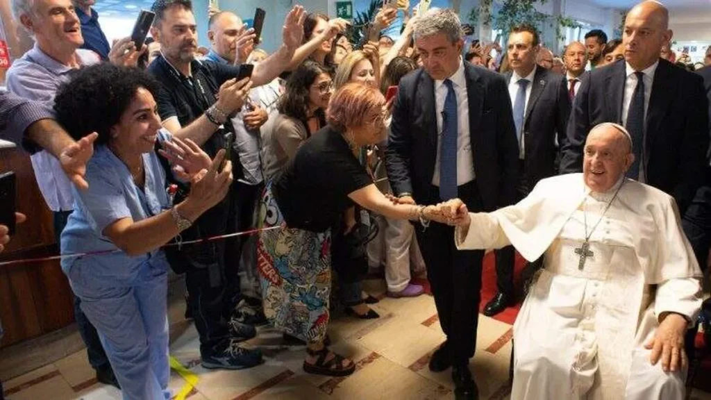 Imagem Papa Francisco no hospital Gemelli do artigo Papa envia carta e agradece funcionários do hospital em Roma
