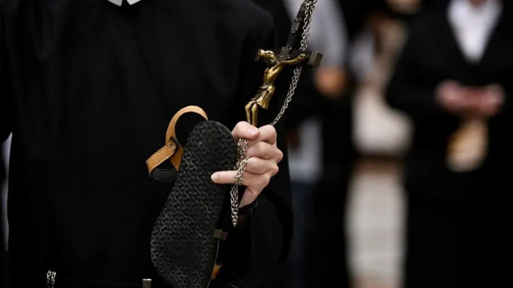 Imagem Redentorista segurando um crucifixo do artigo Amor que ama para provocar em nós o amor!