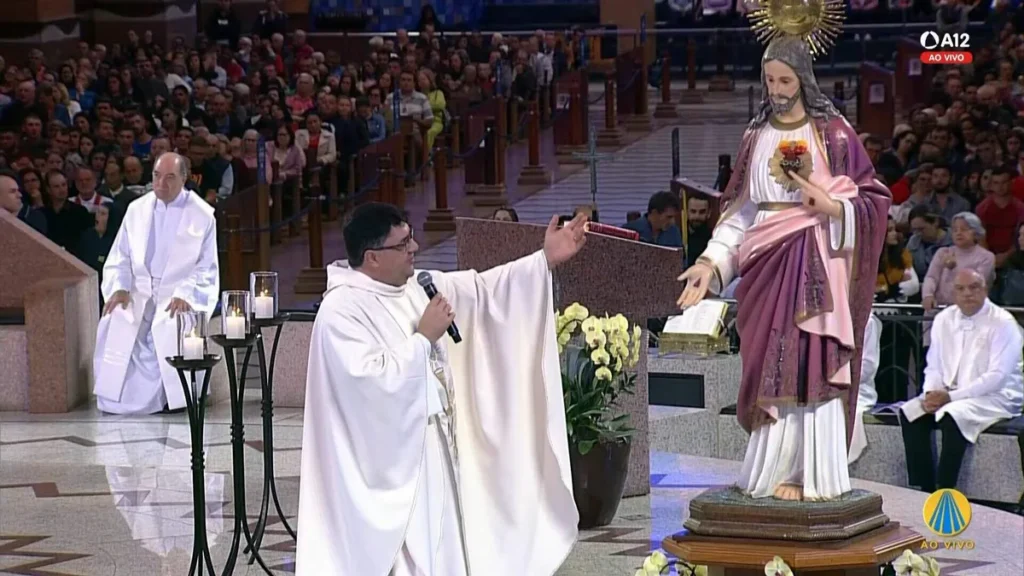 Imagem Solenidade do Sagrado Coracao de Jesus no Altar Central do artigo Santuário Nacional celebra Solenidade do Sagrado Coração de Jesus