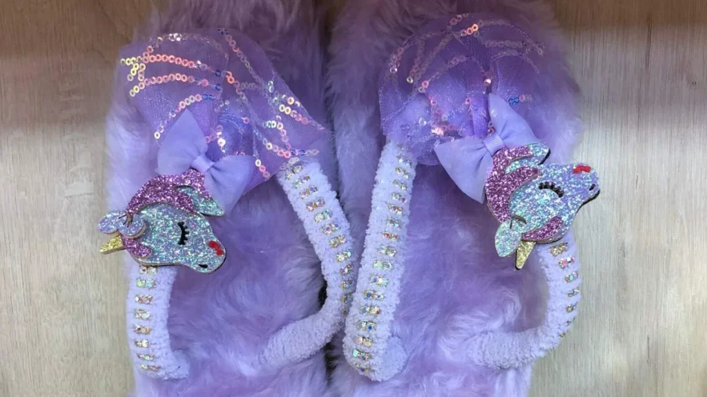 Imagem chinelo unicornio do artigo Chinelo Quentinho de Unicórnio - Faça Você Mesmo