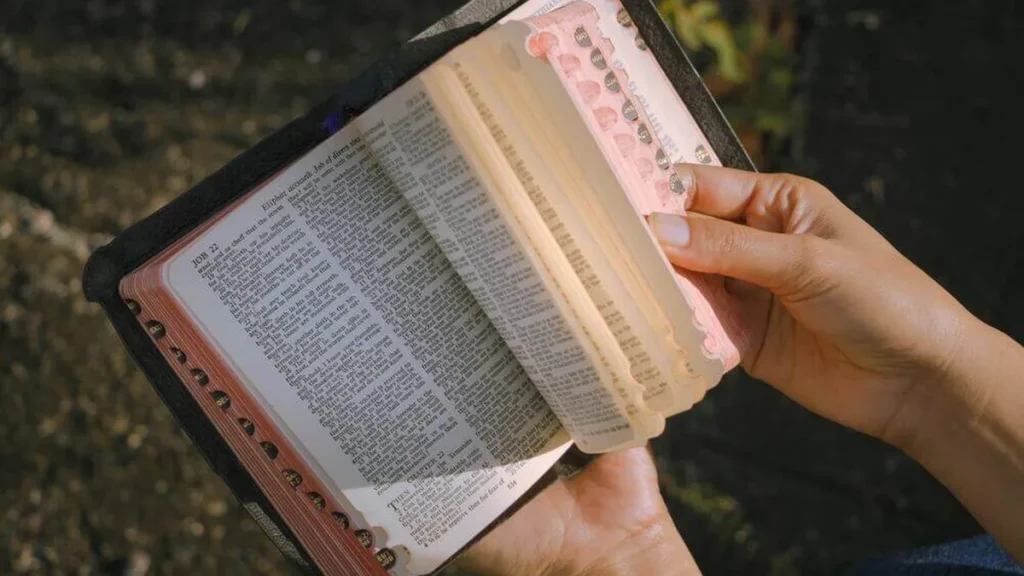 Imagem homem folheia biblia do artigo Qual o significado do livro de Jó?