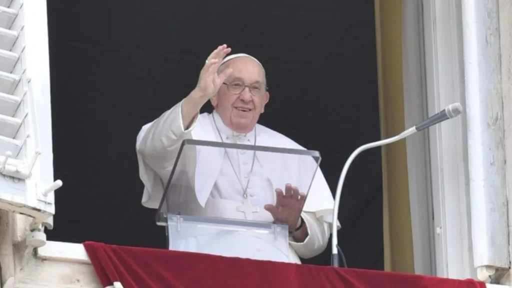 Imagem papa rezando o Angelus na Solenidade da Santissima Trindade do artigo Papa fala sobre a “comunhão de amor” que une o Pai, Filho e o Espírito Santo