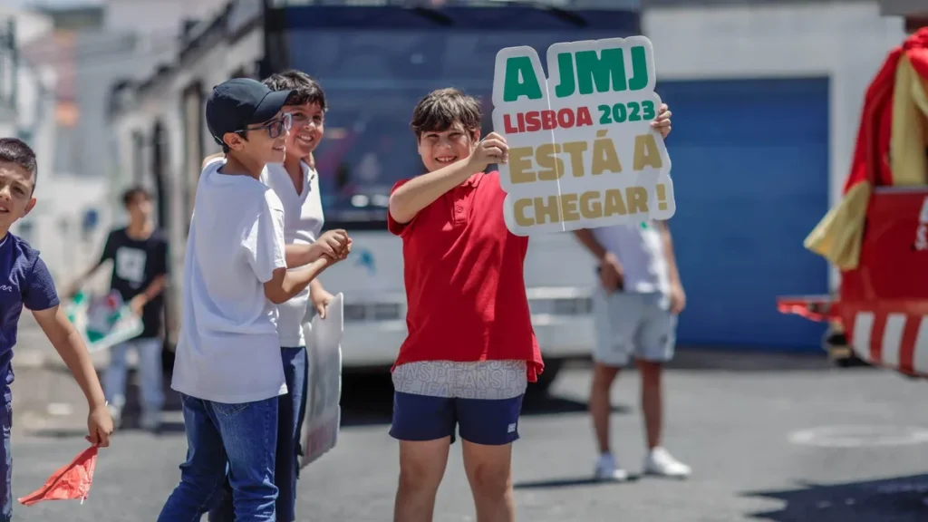 Imagem Jovens celebrando a chegada da JMJ do artigo JMJ 2023: Episódio deste mês apresenta mensagem para juventude