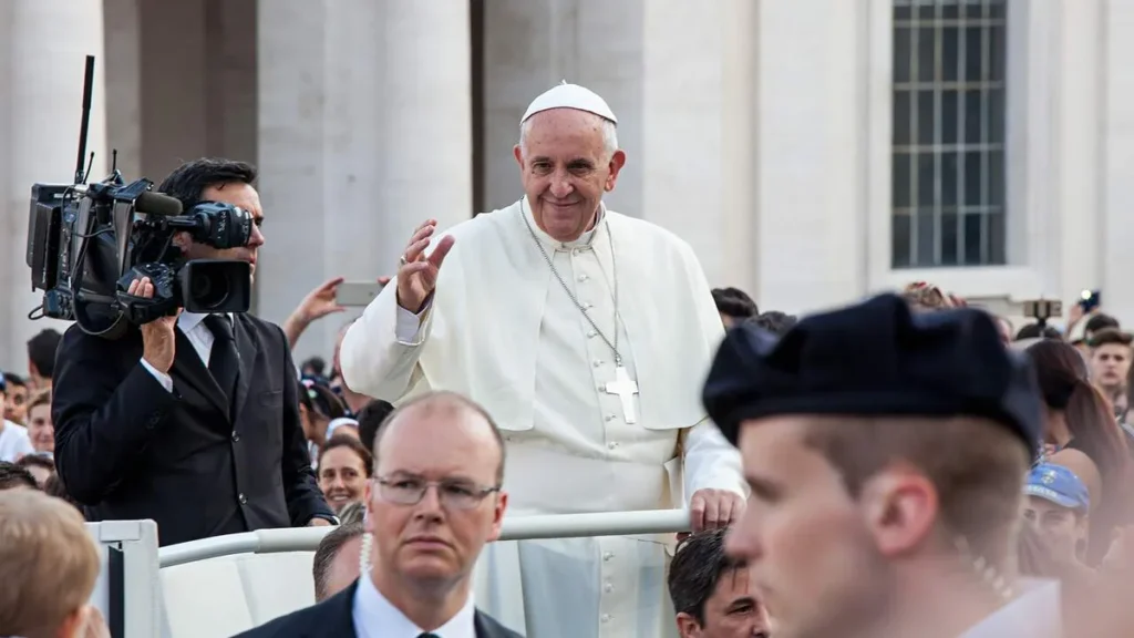 Imagem Papa Francisco no papamovel do artigo Papa Francisco envia mensagem em vídeo para abertura do 15º Intereclesial das CEBs