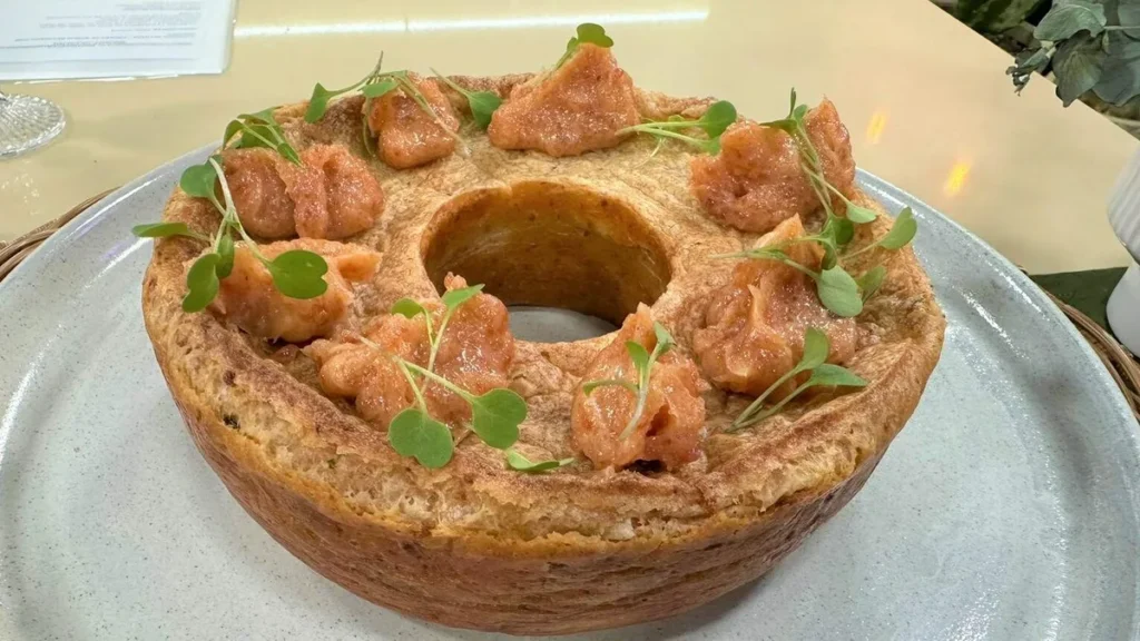 Imagem bolo pao de queijo do artigo Bolo de Pão de Queijo recheado com linguiça - Santa Receita