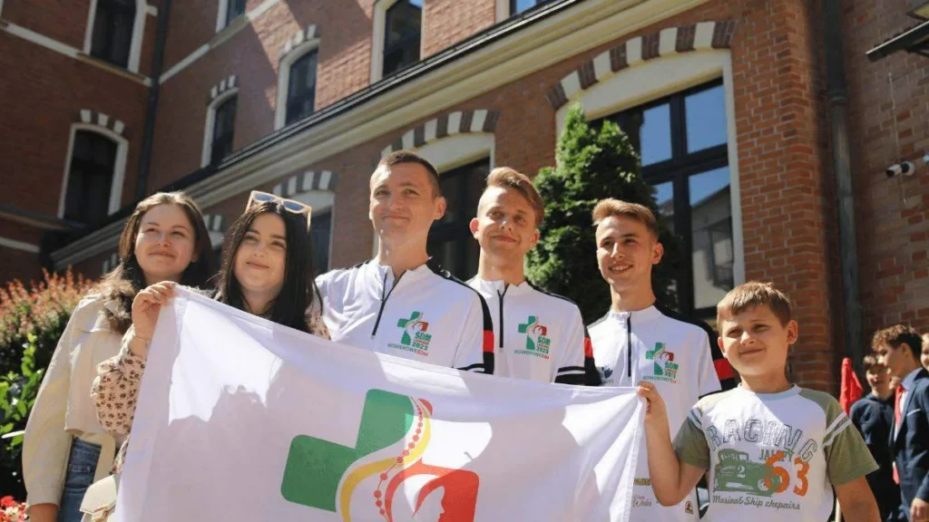 Imagem Jovens com a bandeira da JMJ do artigo JMJ: Jovens estão pedalando da Cracóvia até Lisboa