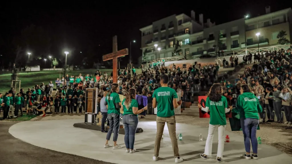 Imagem Jovens reunidos em encontros pre JMJ do artigo Conheça os cantores que vão participar da JMJ