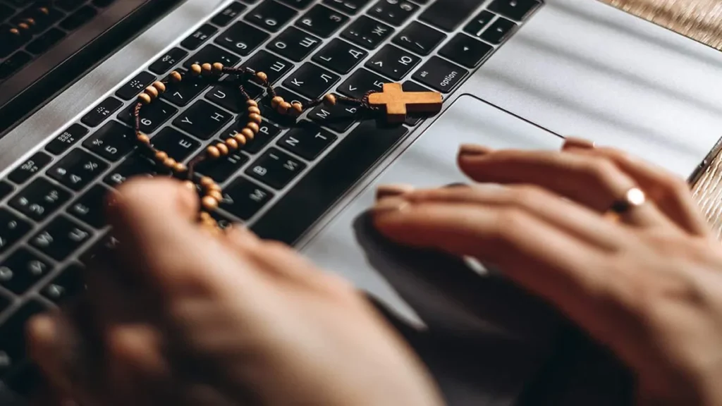Imagem Rezando ao teclado do notebook do artigo Como nós cristãos devemos usar a tecnologia?