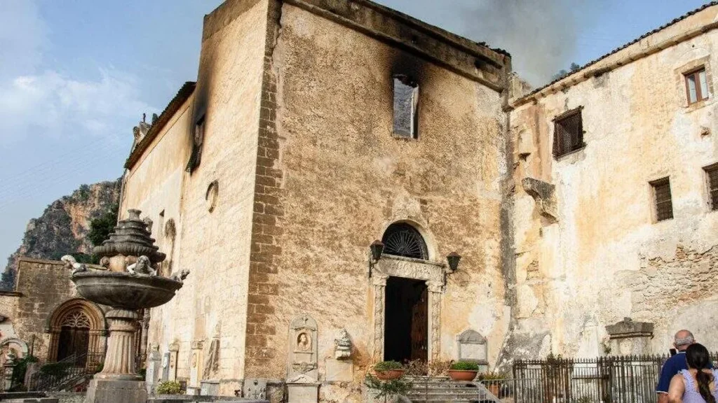 Imagem Igreja de Santa Maria de Jesus na Italia apos incendio do artigo Incêndio atinge Igreja que abrigava corpo incorrupto de São Benedito