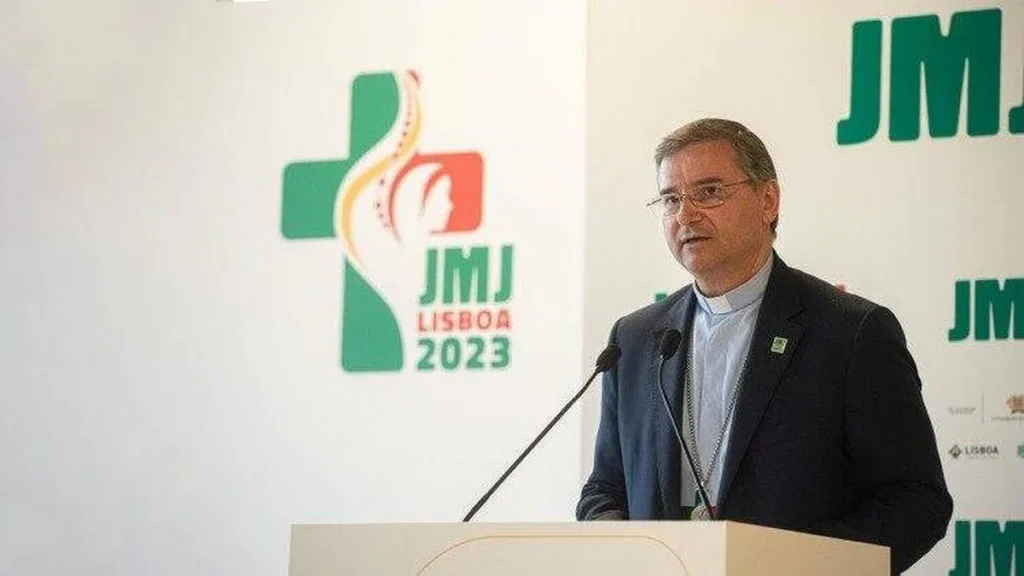 Imagem Dom Americo Aguiar no pupito a discursar do artigo JMJ 2023: Dom Américo viaja à Ucrânia para encontrar jovens