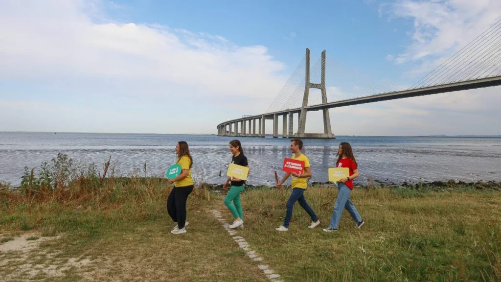 Imagem Jovens com placa escrita a caminho para a JMJ do artigo JMJ: 10 mil brasileiros e 30 bispos viajam à Lisboa