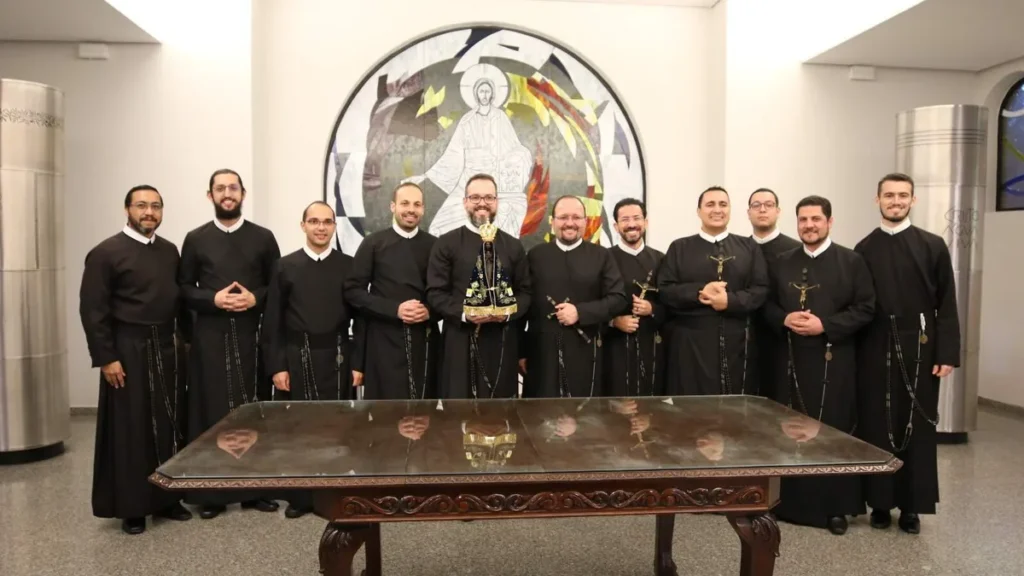 Missionários Redentoristas com a imagem de Nossa Senhora Aparecida