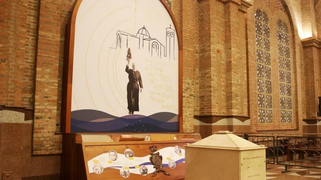 Imagem Monumento e urna com restos mortais do Padre Vitor Coelho no Santuario Nacional do artigo Cerimônia: Acompanhe a trasladação dos restos mortais do Padre Vítor Coelho de Almeida