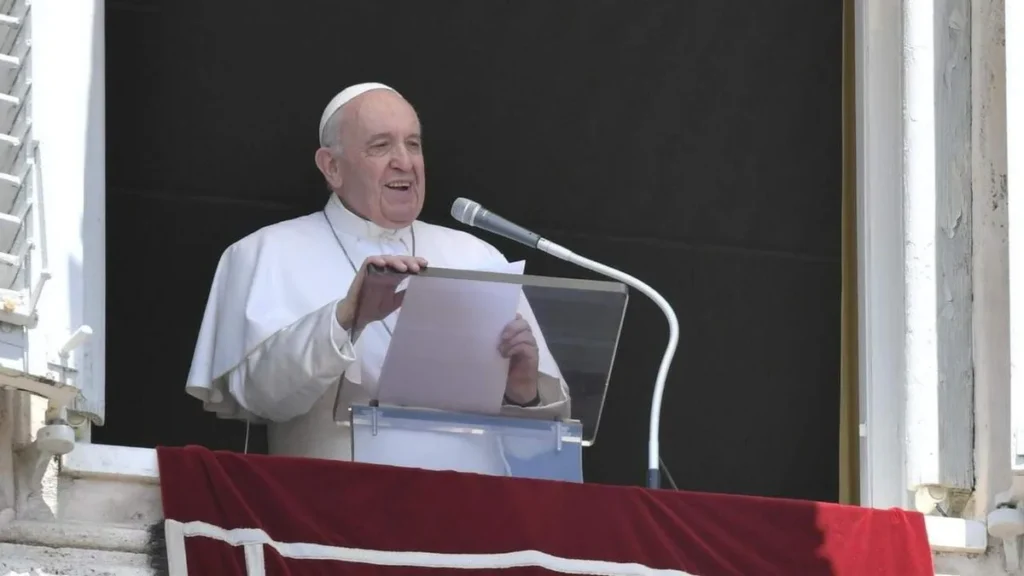 Imagem Papa Francisco durante o Angelus no Vaticano do artigo "Igreja pequena em números, mas vivaz na fé", afirma Papa sobre sua ida à Mongólia