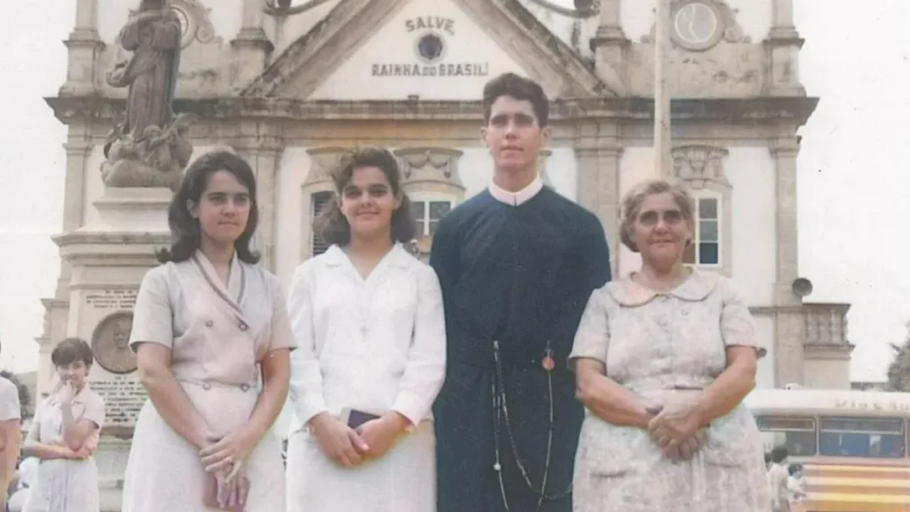 Pe. Domingos Sávio ao lado da mãe e das irmãs