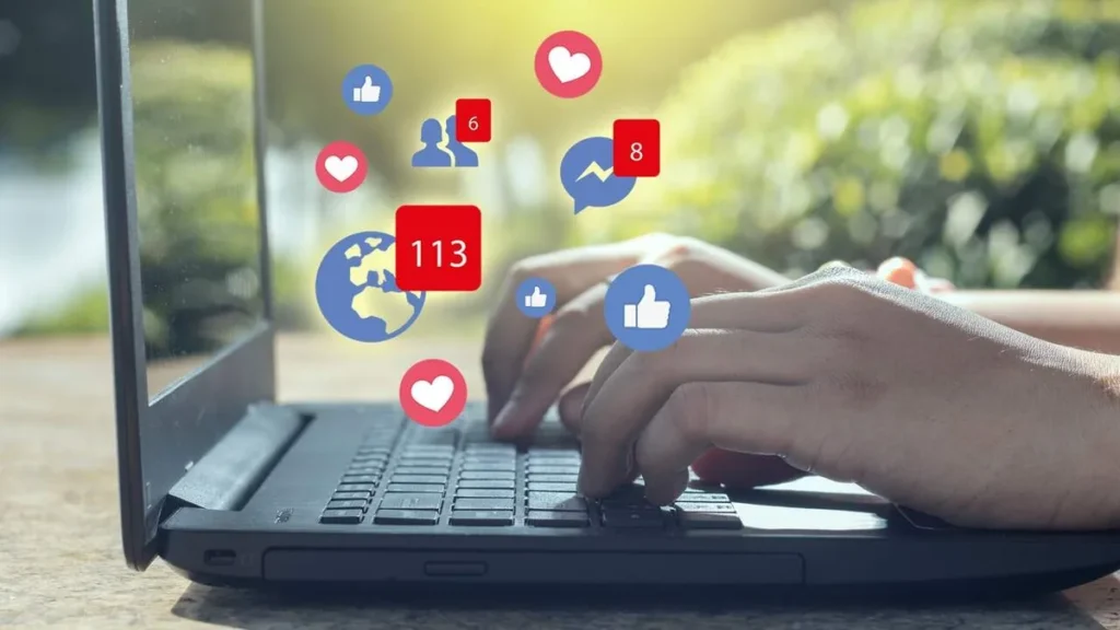Imagem Pessoa mexendo no computador pessoal do artigo O impacto das redes sociais