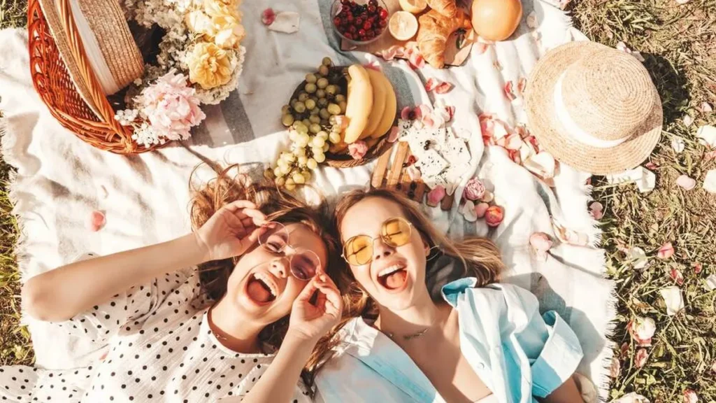 Amigas fazendo piquenique