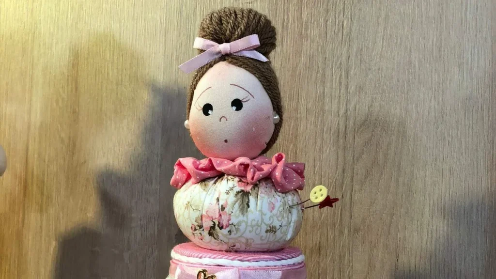 Imagem boneca alfineteiro do artigo Boneca Alfineteiro com porta-linha - Faça Você Mesmo